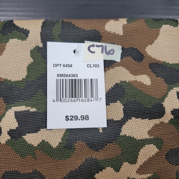 NWT camouflage and faux fur 48" tree skirt - Picture 4 of 4